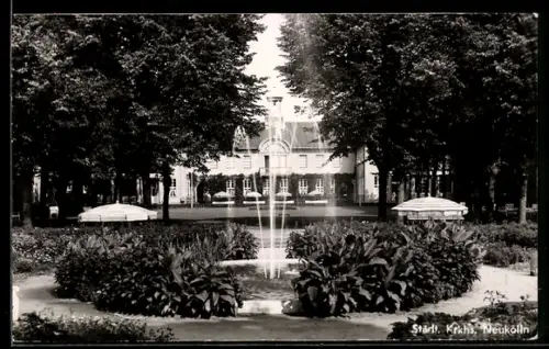AK Berlin-Neukölln, Städtisches Krankenhaus, Brunnenanlage