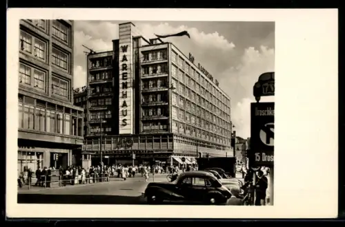 AK Berlin, HO-Warenhaus am Alexanderplatz, Strassenansicht, Passanten, Autos