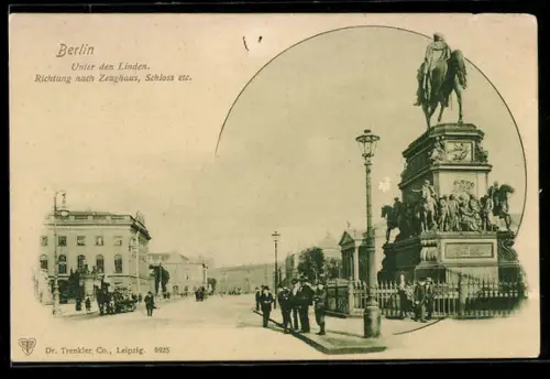 AK Berlin, Unter den Linden, Richtung Zeughaus, Schloss, Reiterstandbild