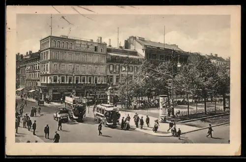 AK Berlin, Strassenbahnen am belebten Platz mit Geschäftshaus und Park