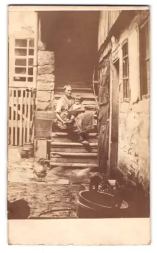 Fotografie A. Schmiedeknecht, Ansicht Blankenburg in Thüringen, Mutter mit einem Kleinkind sitzt auf einer Treppe