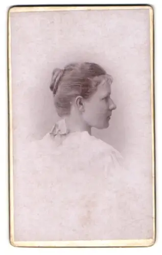 Fotografie Würthle & Spinnhirn, Salzburg, Schwarzstr. 9, Luise im Porträt mit elegantem Haarknoten