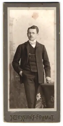 Fotografie Victor Haidinger, Wien, Lederergasse 31, Eleganter Herr im Anzug