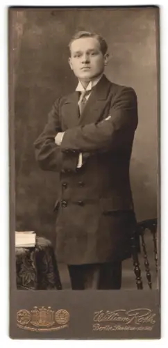 Fotografie William Roth, Berlin, Skalitzerstrasse 54, Junger Mann mit verschränkten Armen