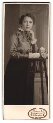 Fotografie Hermann Lutz, Seifhennersdorf /S., Porträt einer jungen Frau