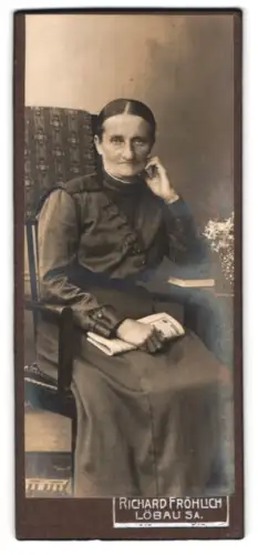 Fotografie Richard Fröhlich, Löbau /Sa., Frau mit Buch