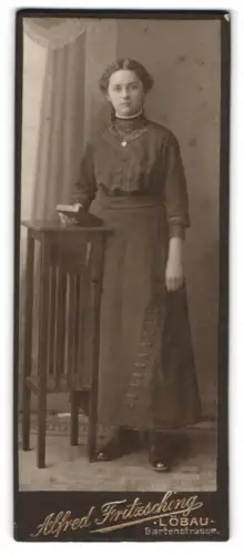Fotografie Alfred Fritzsching, Löbau, Gartenstrasse, Junge Frau mit Buch