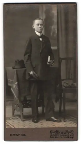 Fotografie Louis Penzel, Görlitz, Schützenstr. 3, Porträt eines Jungen mit Buch