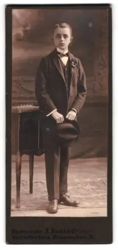 Fotografie J. Fuchs & Co, Charlottenburg, Wilmersdorferstr. 57, Eleganter Junge mit Hut