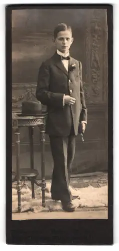 Fotografie Fuchs & Co., Charlottenburg, Wilmersdorferstr. 57, Eleganter Junge mit Hut