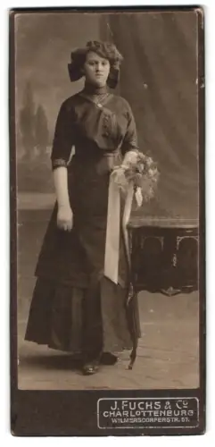 Fotografie J. Fuchs, Charlottenburg, Wilmersdorferstr. 67, elegante Dame mit Blumenstrauss