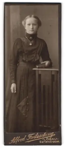 Fotografie Alfred Fritsching, Löbau, Gartenstrasse, Porträt einer Dame in zeitgenössischem Kleid