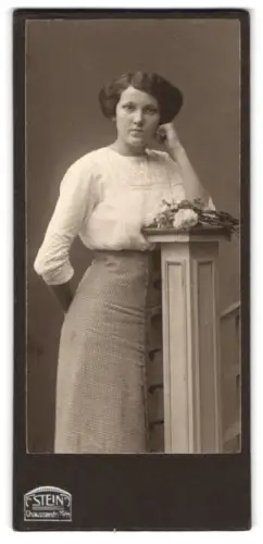 Fotografie Stein, Berlin, Chausseestr. 70/71, Frau an einem Podest lehnend