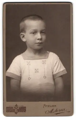 Fotografie Atelier Astoria, Wien, Kohlmarkt 5, Porträt eines Kindes