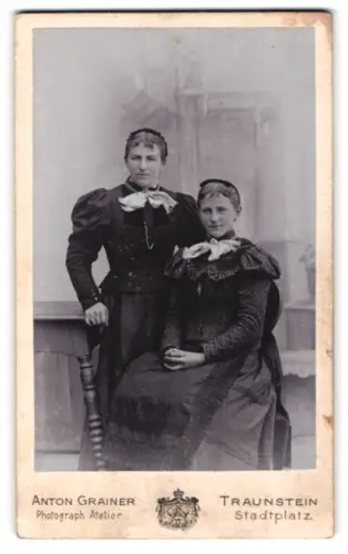 Fotografie Anton Grainer, Traunstein, Stadtplatz, Zwei Frauen in traditioneller Kleidung