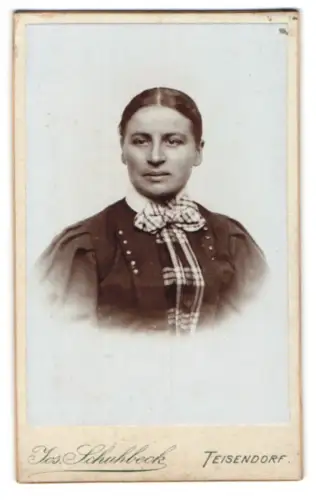 Fotografie Jos. Schuhbeck, Teisendorf, Porträt einer Frau mit Schleife