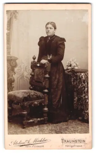 Fotografie Anton Miehler, Traunstein, Königstrasse 6, Dame stehend neben dekorativem Stuhl