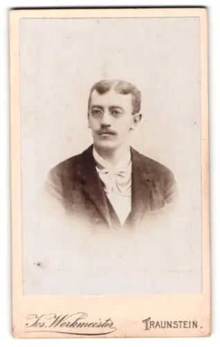 Fotografie Jos. Werkmeister, Traunstein, Ludwigstrasse 168, Porträt eines Mannes mit Brille