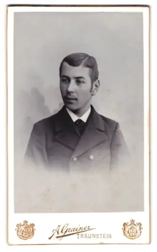 Fotografie A. Grainer, Traunstein, Stadtplatz, Porträt eines jungen Mannes