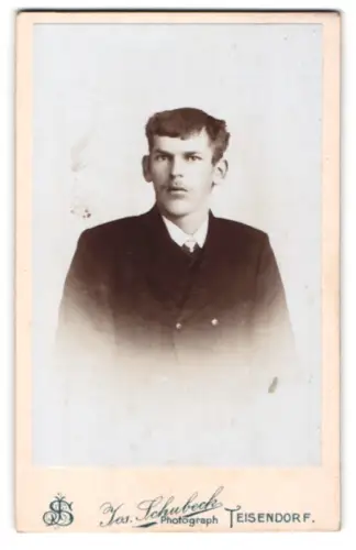 Fotografie Jos. Schubeck, Teisendorf, Porträt eines jungen Mannes mit Bart