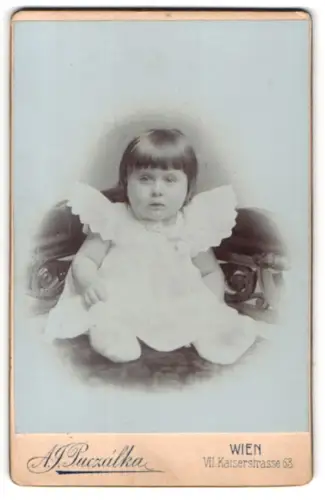 Fotografie Alois T. Puczálka, Wien, Kaiserstrasse 63, Porträt eines kleinen Kindes