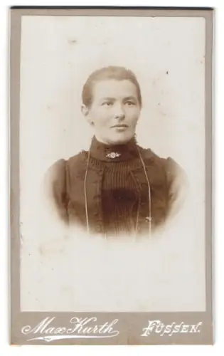 Fotografie Max Kurth, Füssen, Portrait einer Frau mit elegantem Kleid