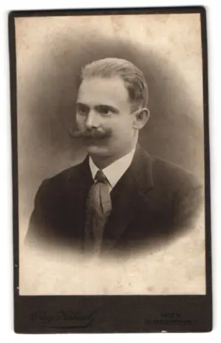 Fotografie Aug. Kühnel, Wien, Reithoferplatz 7, Porträt eines eleganten Herrn