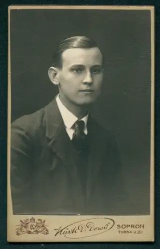 Fotografie Kürti D. Dezsö, Sopron, Torna U. 22, Porträt eines jungen Mannes 1920