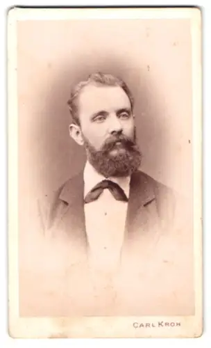 Fotografie Carl Kroh, Wien, Piaristengasse 20, Porträt eines Mannes mit Bart