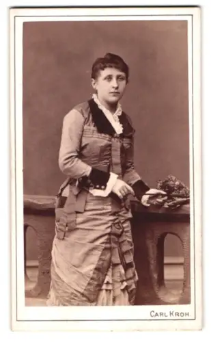 Fotografie Carl Kroh, Wien, Piaristengasse 12-20, Porträt einer Dame mit Blumen