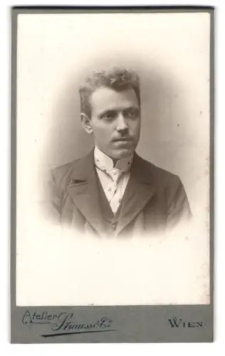 Fotografie Strauss & Co., Wien, Kohlmarkt 5, Porträt eines jungen Mannes