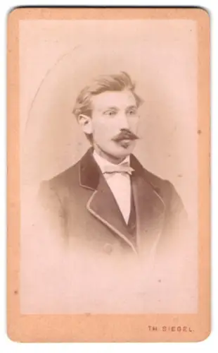 Fotografie Th. Siegel, Wien, Gumpendorferstr. 20, Porträt eines eleganten Herrn