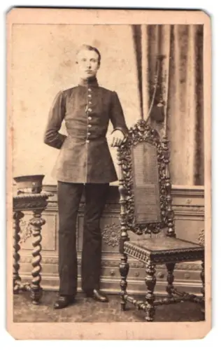 Fotografie unbekannter Fotograf und Ort, Garde-Soldat in Uniform, Berlin 1861