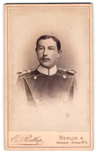 Fotografie E. Postlep, Berlin, Chaussee-Strasse 5, Unteroffizier der Ulanen in Uniform