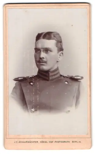 Fotografie J. C. Schaarwächter, Berlin, Leipziger Str. 130, Einjährig-Freiwilliger Garde-Ulan in Uniform, Berlin 1901