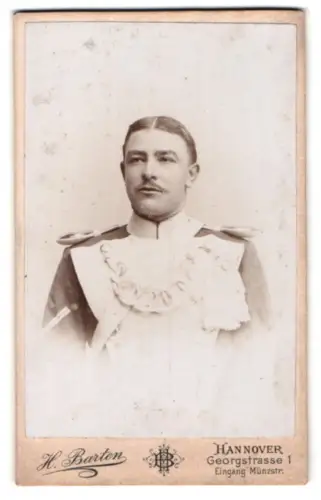 Fotografie H. Barten, Hannover, Georgstrasse 1, Gefreiter der Ulanen in Paradeuniform mit Fangschnur