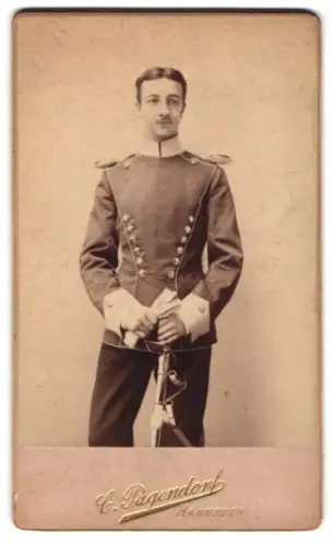 Fotografie C. Pagendorf, Hannover, Georgstrasse 17m, Ulan Adolf Herborn in Uniform mit Säbel