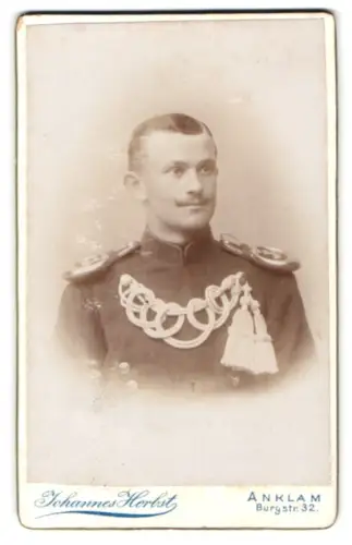 Fotografie Johannes Herbst, Anklam, Burgstr. 32, Unteroffizier Schroeder vom Ulanen-Regiment Nr. 3 mit Fangschnur