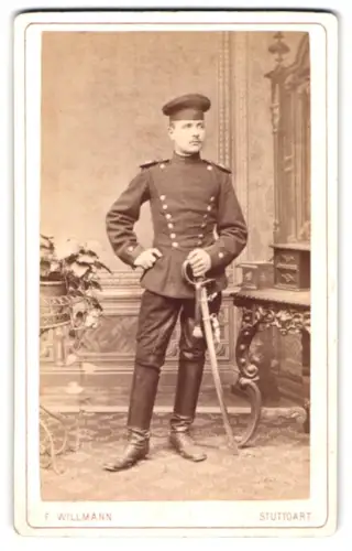 Fotografie F. Willmann, Stuttgart, Marien-Strasse 36, Ulan in Uniform mit Krätzchen und Säbel