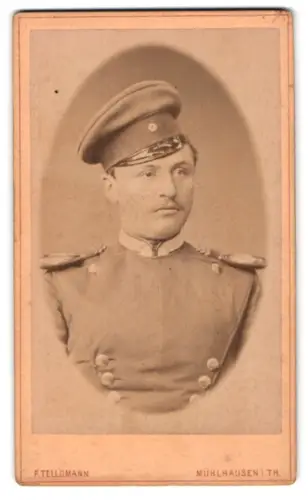 Fotografie F- Tellgmann, Mühlhausen i. Th., Einjährig-Freiwilliger Uffz. der Ulanen in Uniform mit Schirmmütze