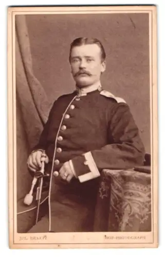Fotografie Jul. Braatz, Cüstrin, Schulstr. 56/57, Vizefeldwebel in Uniform mit Säbel und Portepee