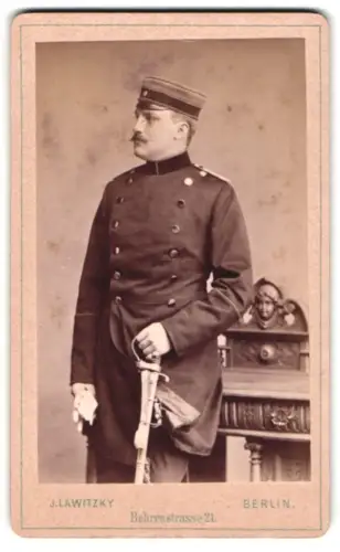 Fotografie J. Lawitzky, Berlin, Behrenstrasse 21, Offizier im Überrock mit Schirmmütze und Säbel