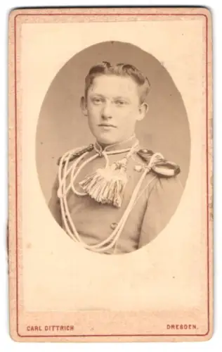 Fotografie Carl Dittrich, Dresden, Am See 3, Unteroffizier der Ulanen in Uniform mit Fangschnur