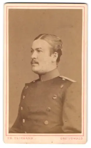 Fotografie Fr. Tackmann, Greifswald, Langefuhrstr. 25, Offizier Grauert im Überrock