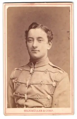 Fotografie Seligmüller & Comp., Schleswig, Stadtweg 117, Einjährig-Freiwilliger Husar in Attila