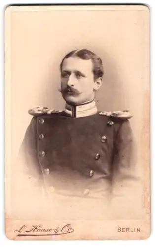 Fotografie L. Haase & Co., Berlin, Unter den Linden 62-63, Garde-Offizier im Überrock