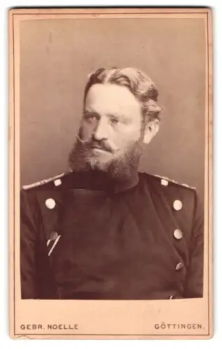 Fotografie Gebr. Noelle, Göttingen, Kurzestrasse 5, Offizier im Überrock mit Band zum EK II 1870