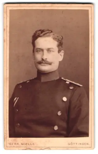 Fotografie Gebr. Noelle, Göttingen, Kurzestrasse 5, Offizier im Überrock mit Band zum EK II 1870