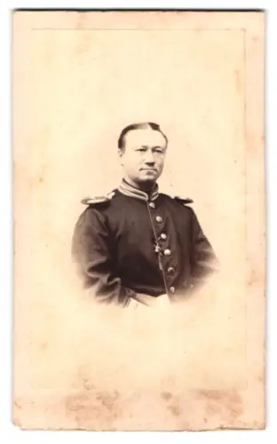 Fotografie unbekannter Fotograf und Ort, Garde-Soldat in Uniform