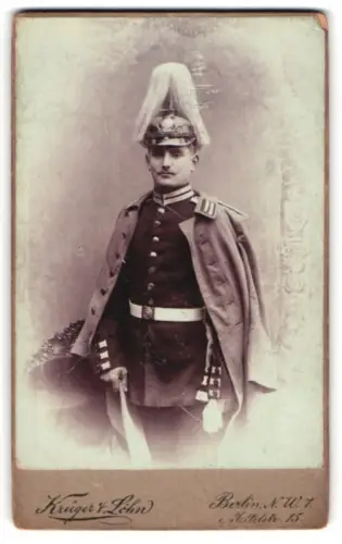 Fotografie Krüger & Sohn, Berlin, Mittelstr. 15, Garde-Soldat in Uniform mit Paradehelm und Mantel
